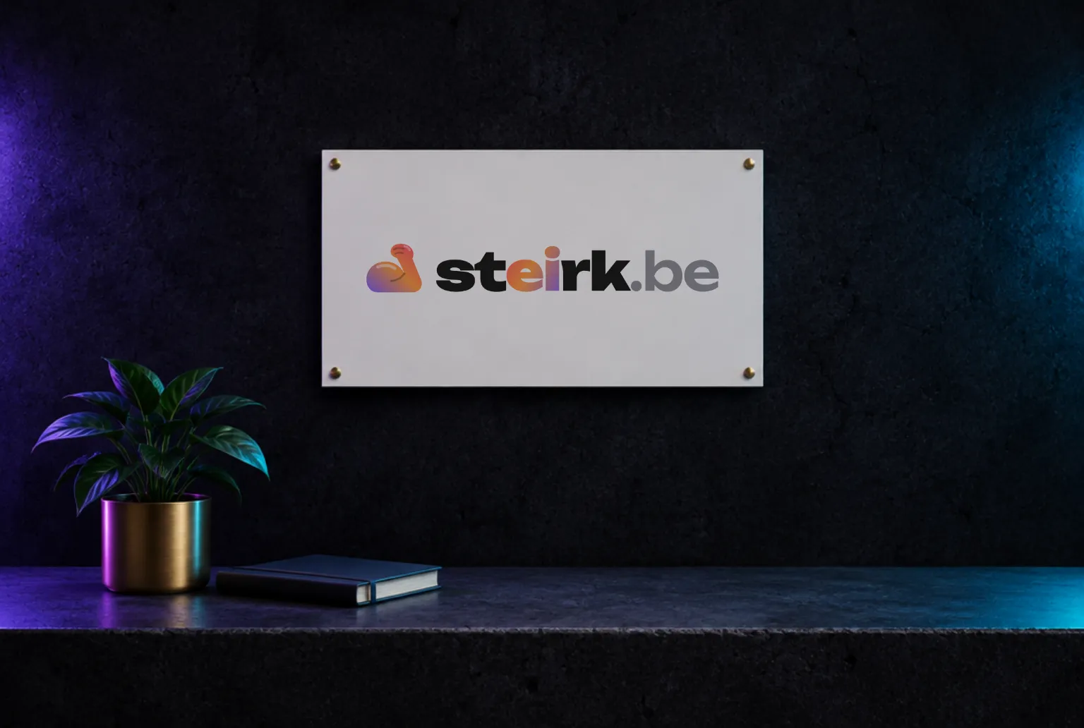 Karanlık bir stüdyoda kaide üzerinde duran, logo için hazır boş mat siyah bir tabela